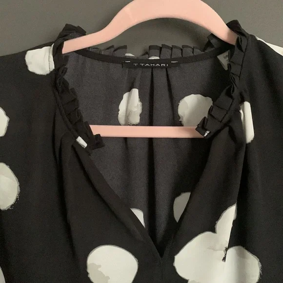 🖤🤍TAHARI Black and White Polka Dot Blouse - Picture 3 of 9